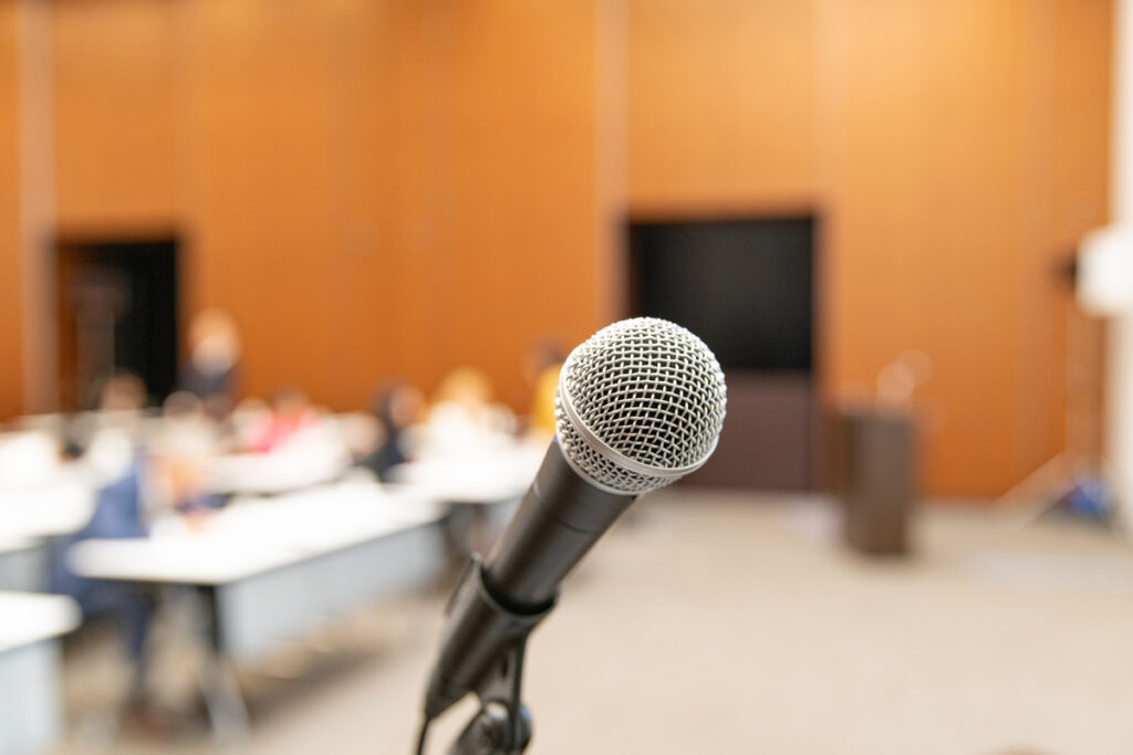 会場のマイクの写真