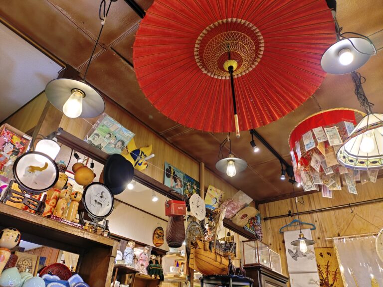 【京都・出町柳】骨董カフェ京やと櫛かんざし京やを巡る｜AIアーティストTucci Rainのインスピレーション探訪
